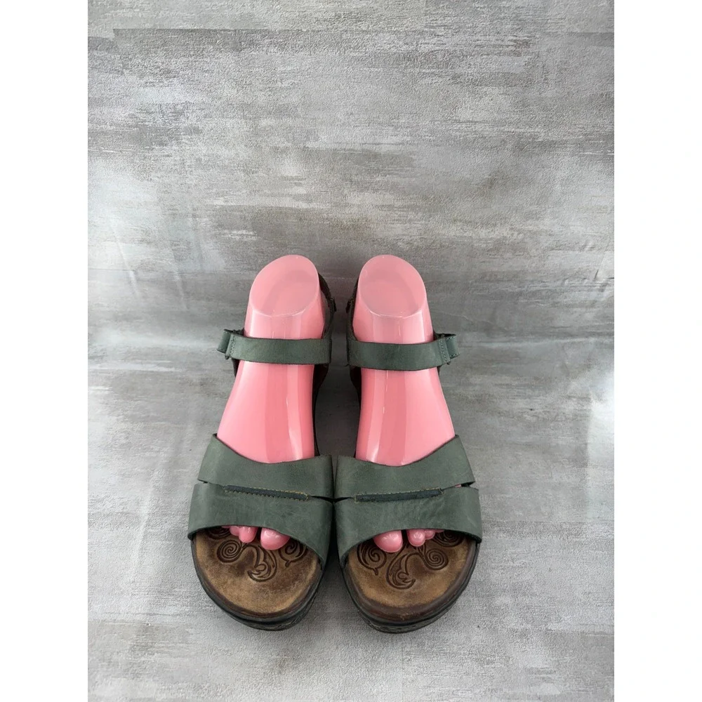 Born B89504 Green Leather Wedge Sandals Women Sz 9 Ankle Strap Comfort Boho
